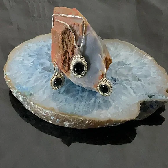 Vtg.(1980) 18” Sterling Silver Necklace W/Onyx Pendant & Matching Earrings - Picture 2 of 7